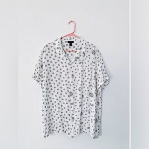 Forever 21 White and Black Casual Button Down Shirt with Collar Front Pocket EUC